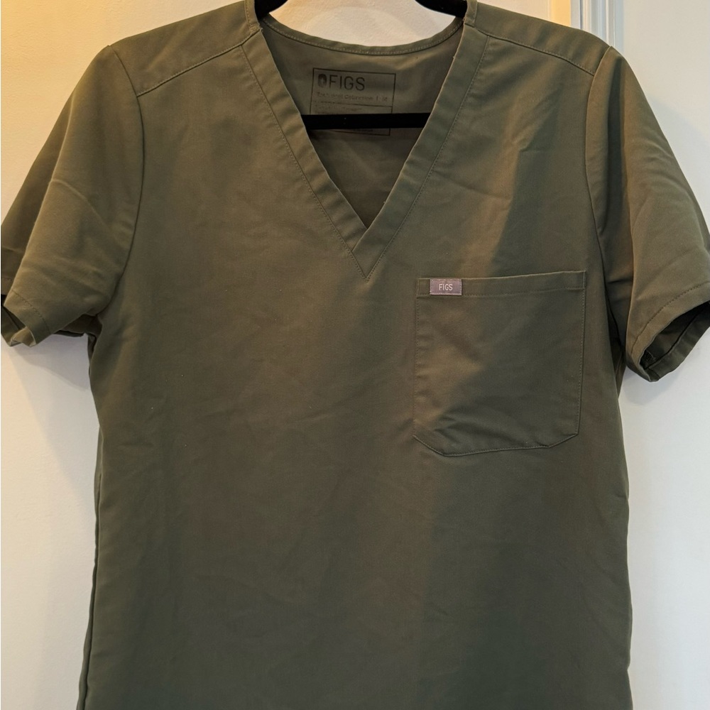 Figs scrub top V neck in medium